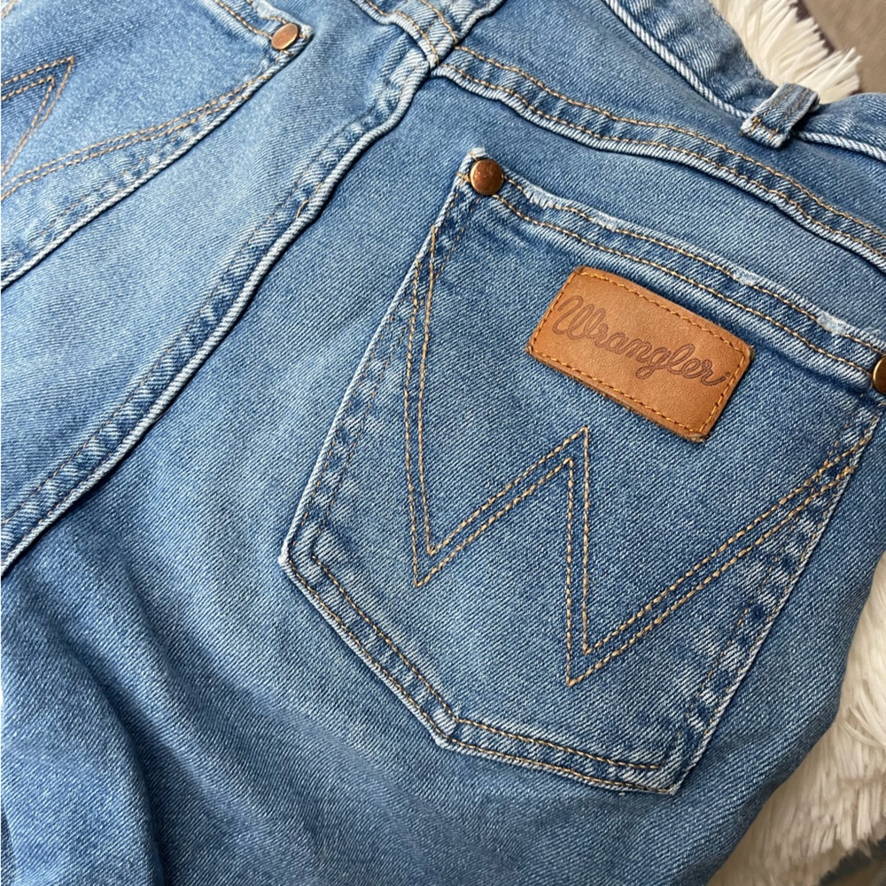🌟 Distressed Wrangler Jeans - Size 26 🌟